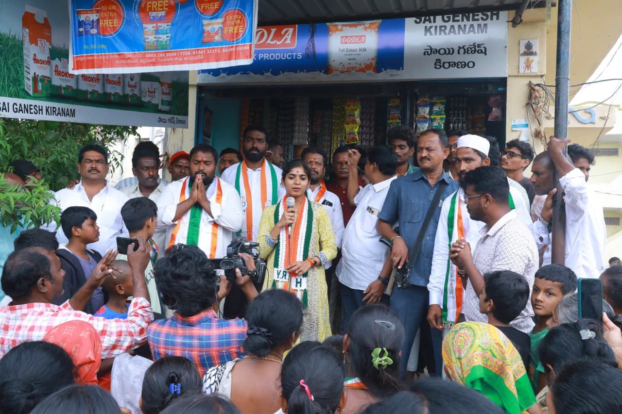 ఎమ్మెల్యే యశస్విని రెడ్డి  03వ వార్డులో ఇంటింటి ప్రచారం ప్రారంభించిరాంబాబు చేతి గుర్తుకు ఓటు వేసి అత్యధిక మెజార్టీతో గెలిపించాలని పాలకుర్తి శాసన సభ్యురాలు  యశస్విని రెడ్